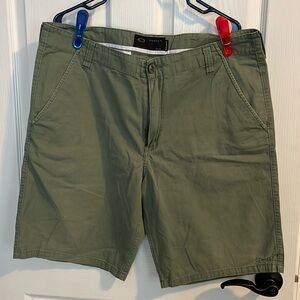 Oakley 38W regular fit green shorts